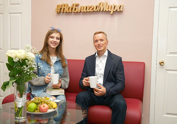 Актриса Лиза Арзамасова в офисе Премии за доброту в искусстве «На Благо Мира»