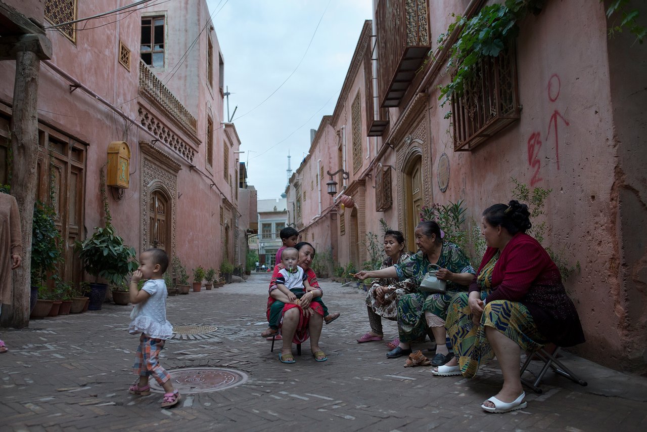 Уйгурские женщины собираются в старом городе в Кашгаре перед уроком китайского языка